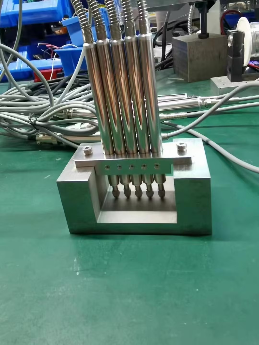 米朗多個(gè)LVDT8位移傳感器近距離安裝，高鐵鋼軌面和火車(chē)輪軌表面檢測(cè)方案。