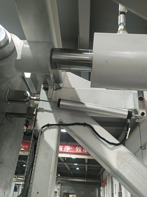 米朗電子尺KTC1與KPC1使用在3C電池貼標機實物圖